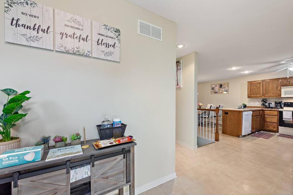 Beautiful Townhome, 11 Minutes To Downtown, Kcmo. Kansas City Exterior photo