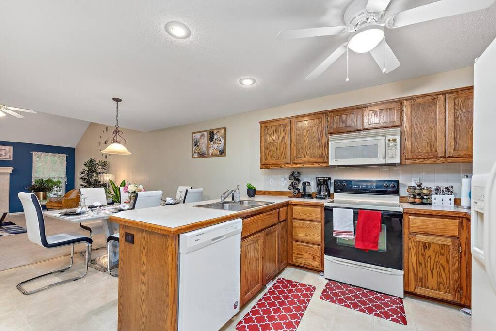 Beautiful Townhome, 11 Minutes To Downtown, Kcmo. Kansas City Exterior photo