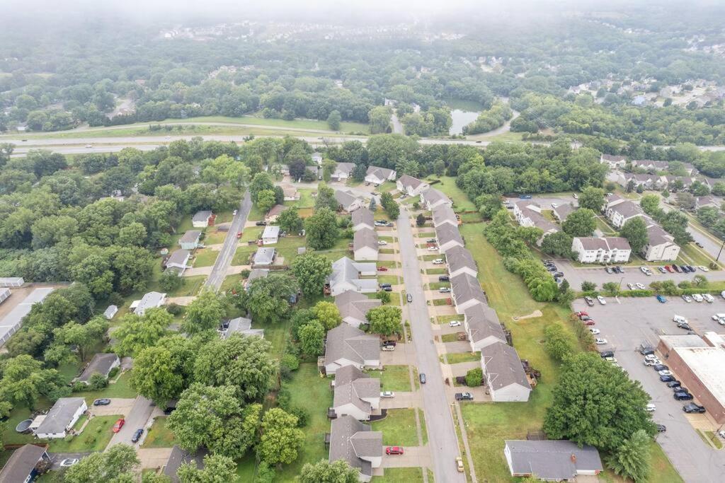 Beautiful Townhome, 11 Minutes To Downtown, Kcmo. Kansas City Exterior photo